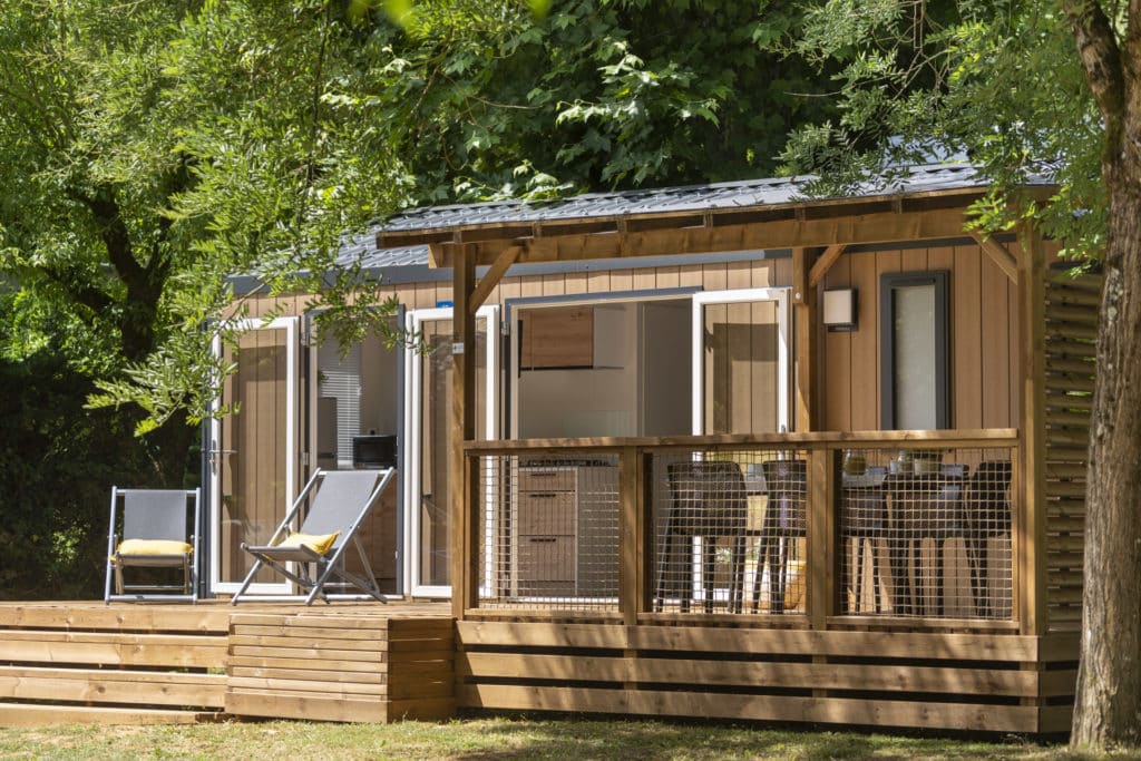 Chalet en bois avec terrasse extérieure.