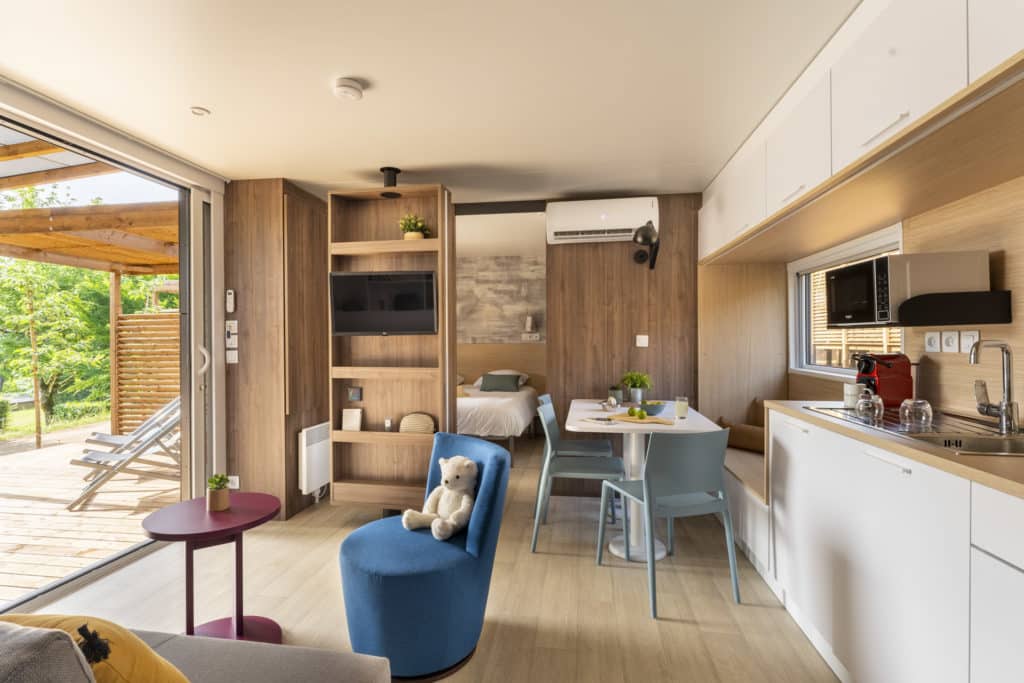 Intérieur moderne d'une maison avec terrasse ensoleillée.