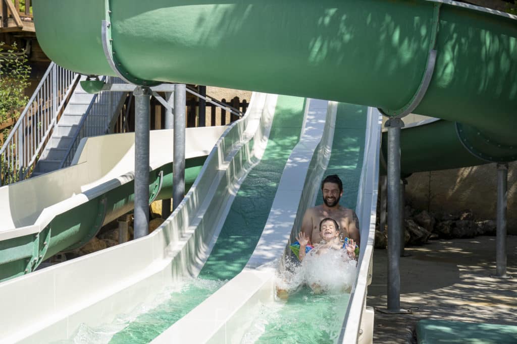 Moment en famille dans les toboggans d'un camping en Dordogne