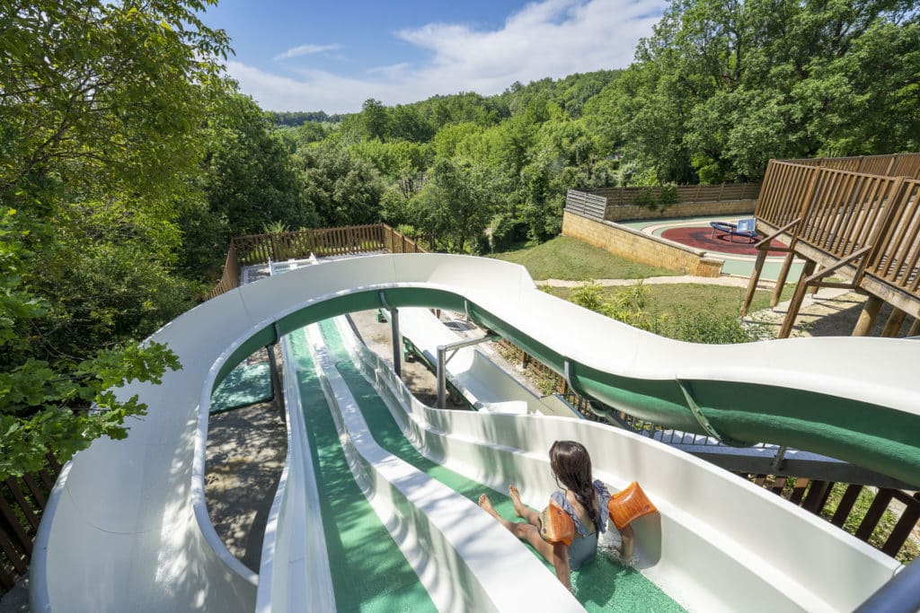 Moment en famille dans les toboggans d'un camping en Dordogne