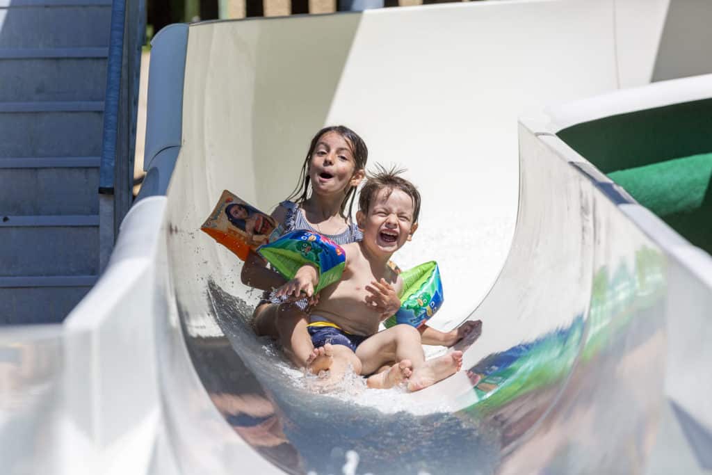 Enfants dans un toboggans en Dordogne