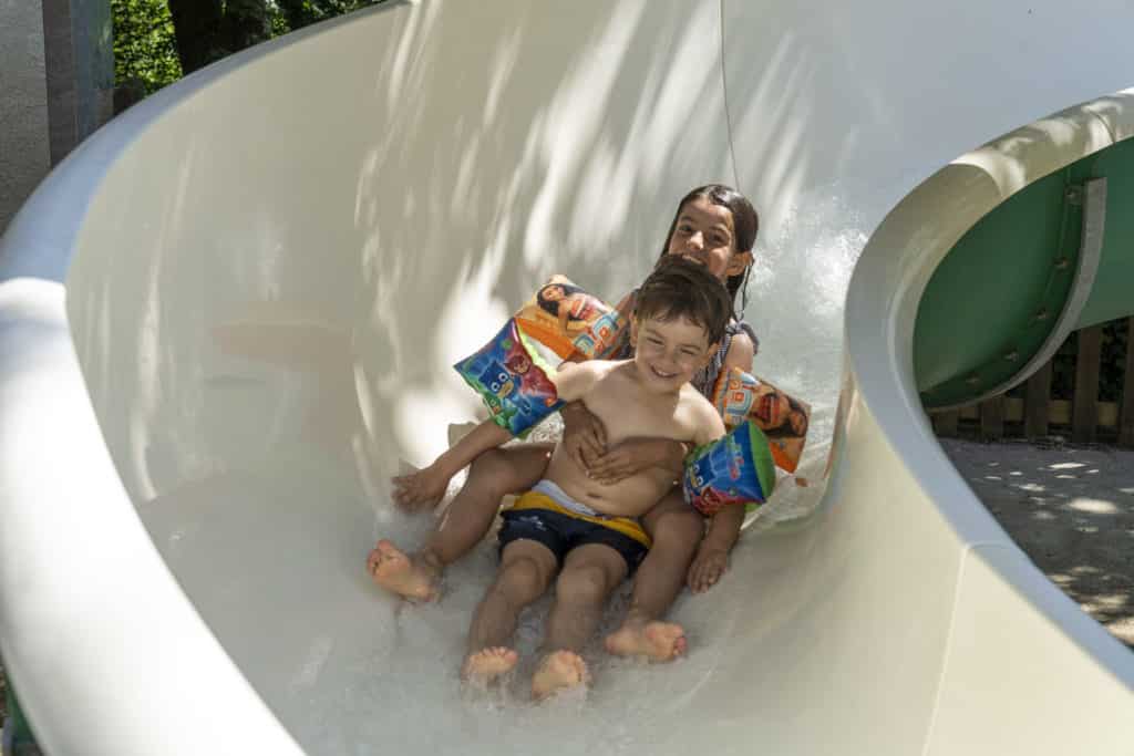 Enfant qui font du toboggans dans un camping en Dordogne