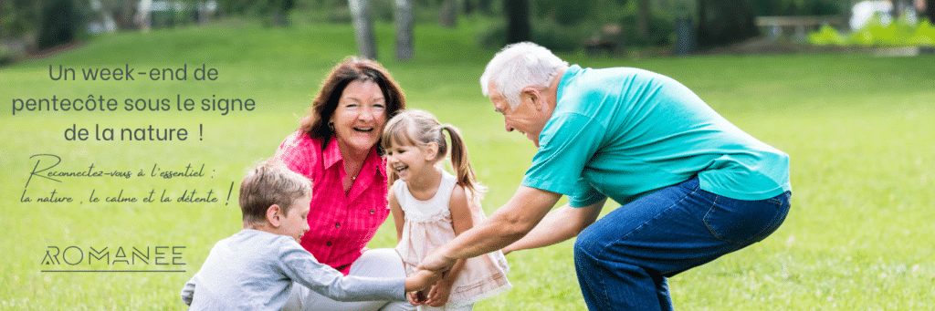 Famille jouant dans un parc verdoyant.