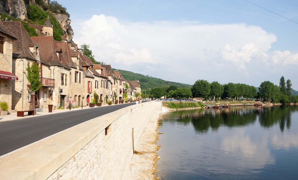 Village médiéval au bord de la rivière en été.
