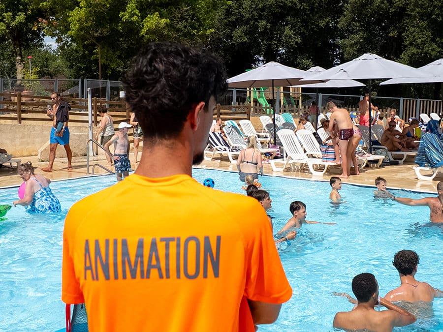 Équipe d'animation au bord de la piscine du camping les Grottes de Roffy