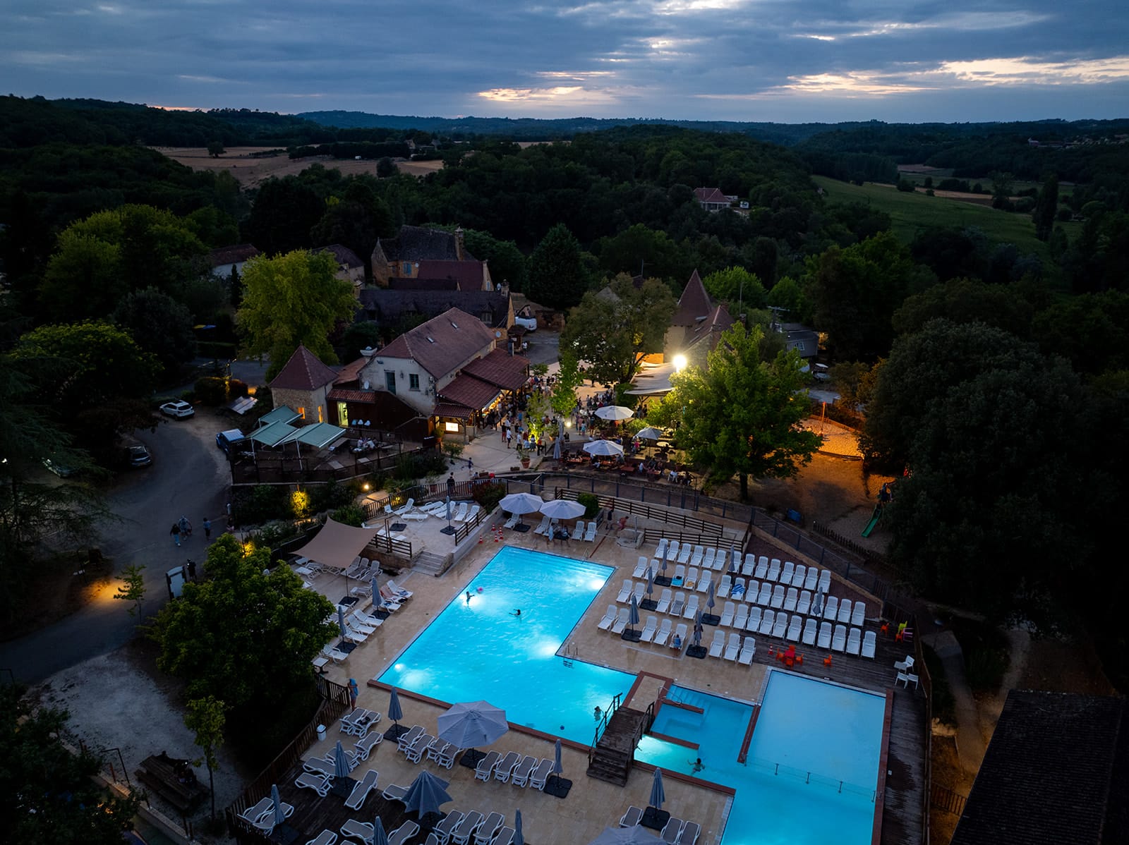 Espace Aquatique du camping Les Grottes de Roffy de nuit