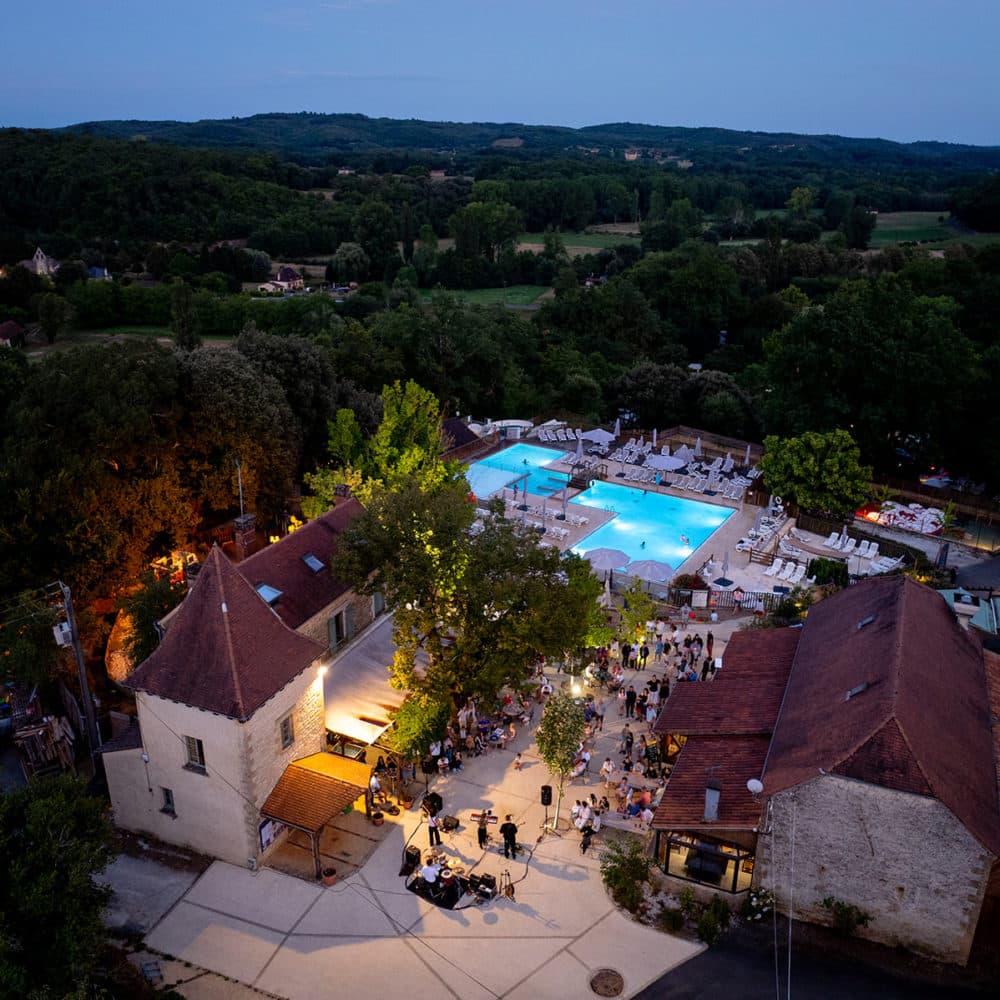 Vue aérienne camping Grottes de Roffy de nuit