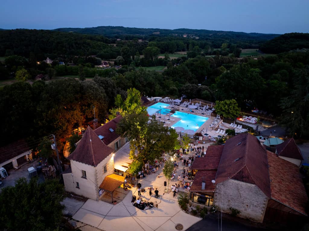 Vue aérienne camping Grottes de Roffy de nuit