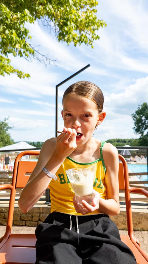 Jeune fille qui mange une glaçe