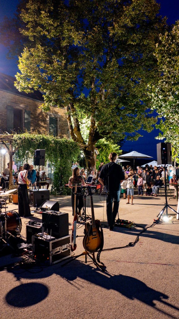Groupe de musique qui jouent dans un camping en Dordogne