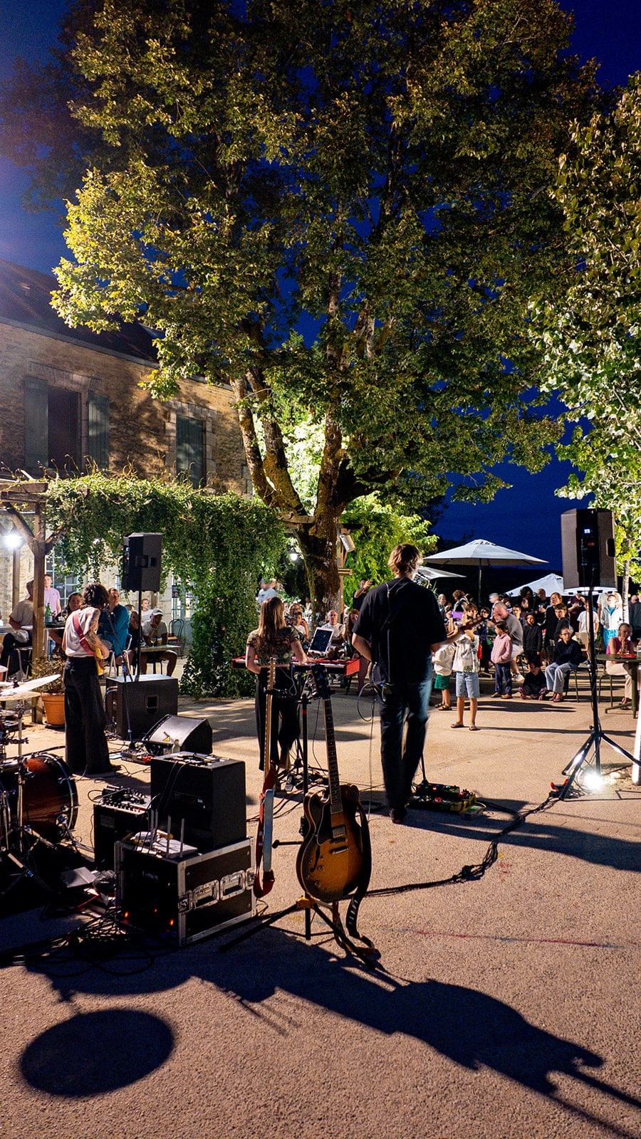 Groupe de musique qui jouent dans un camping en Dordogne