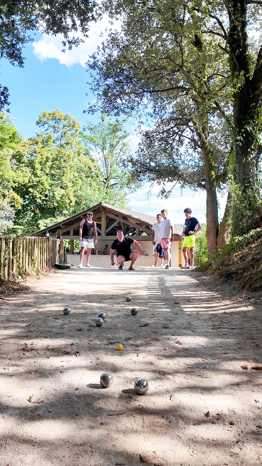 Personnes jouant à la pétanque dans un parc
