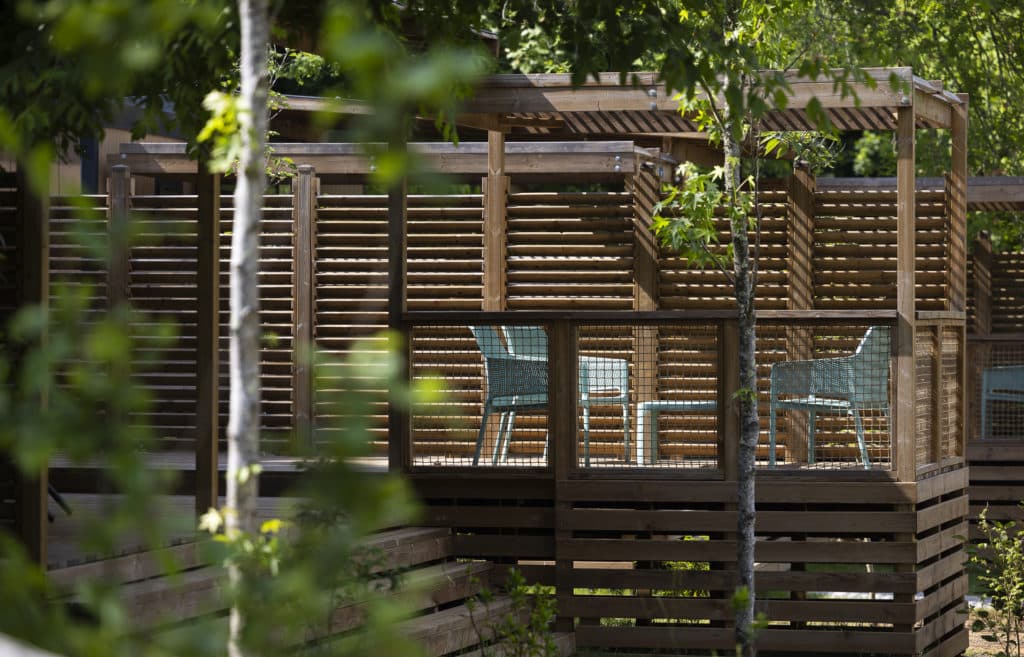 Hébergement dans l'environnements nature du camping Les Grottes de Roffy